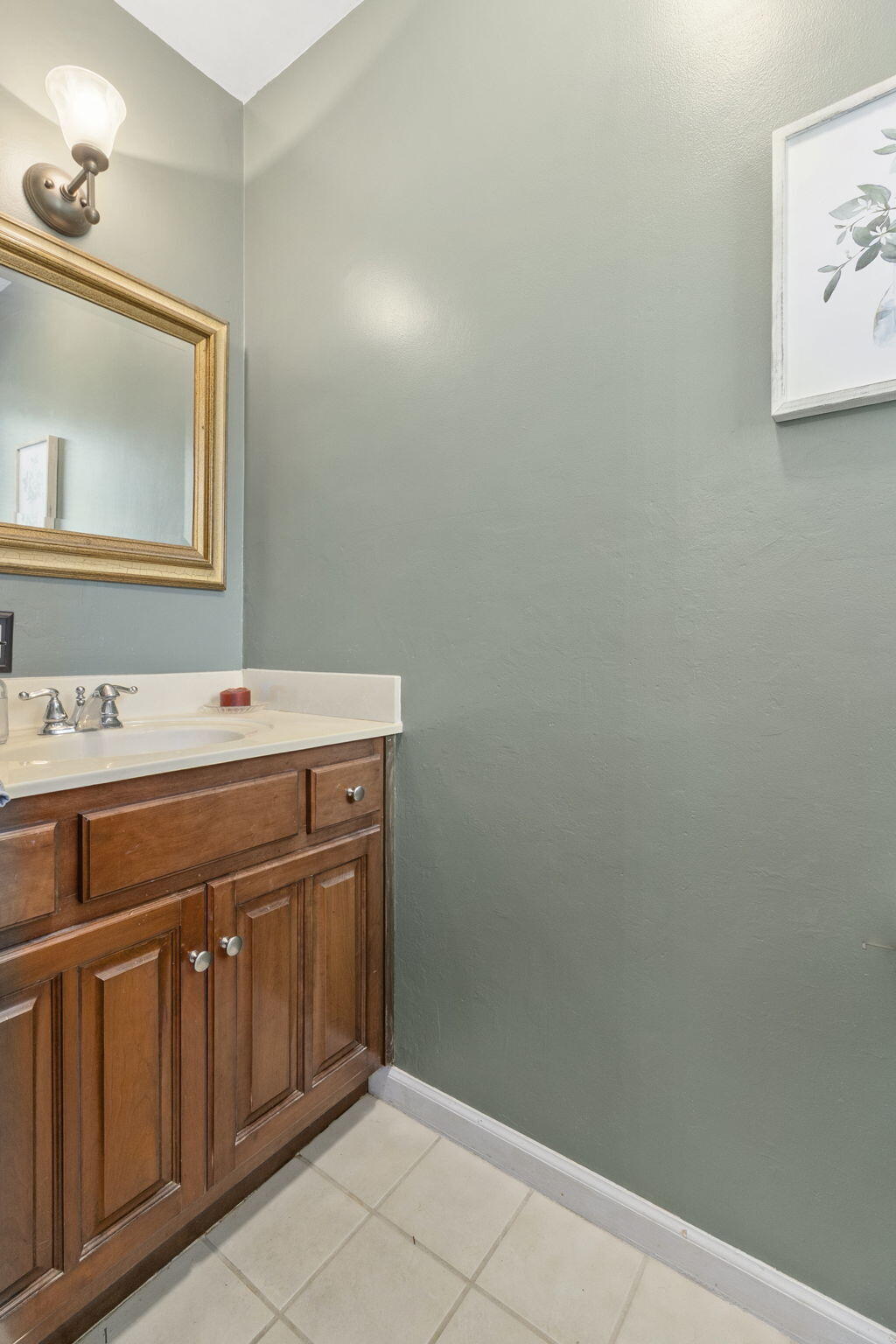 905 Ridgeway Avenue Signal Mountain, TN 37377 - Photo 21 of 51 Powder room