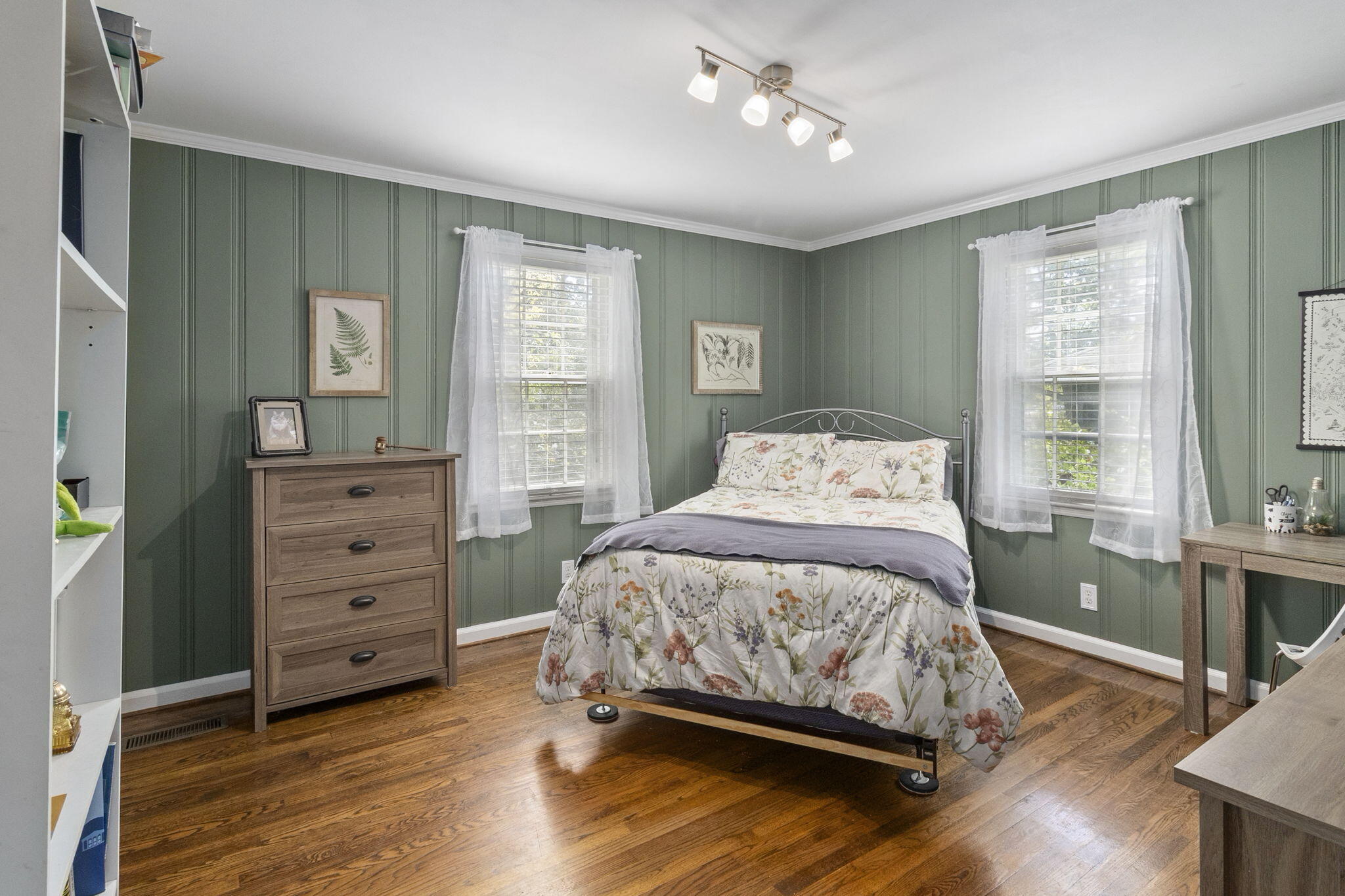 905 Ridgeway Avenue Signal Mountain, TN 37377 - Photo 22 of 51 Front bedroom