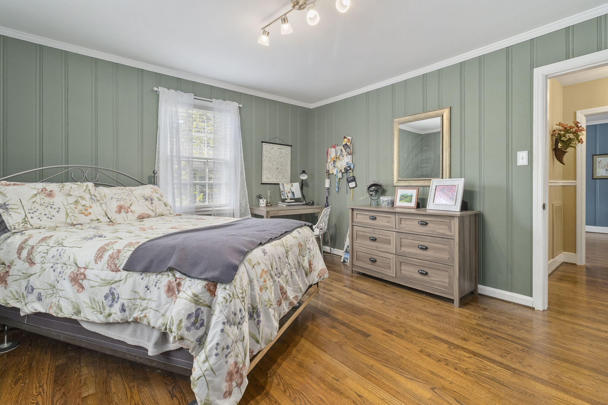 905 Ridgeway Avenue Signal Mountain, TN 37377 - Photo 23 of 51 Front bedroom
