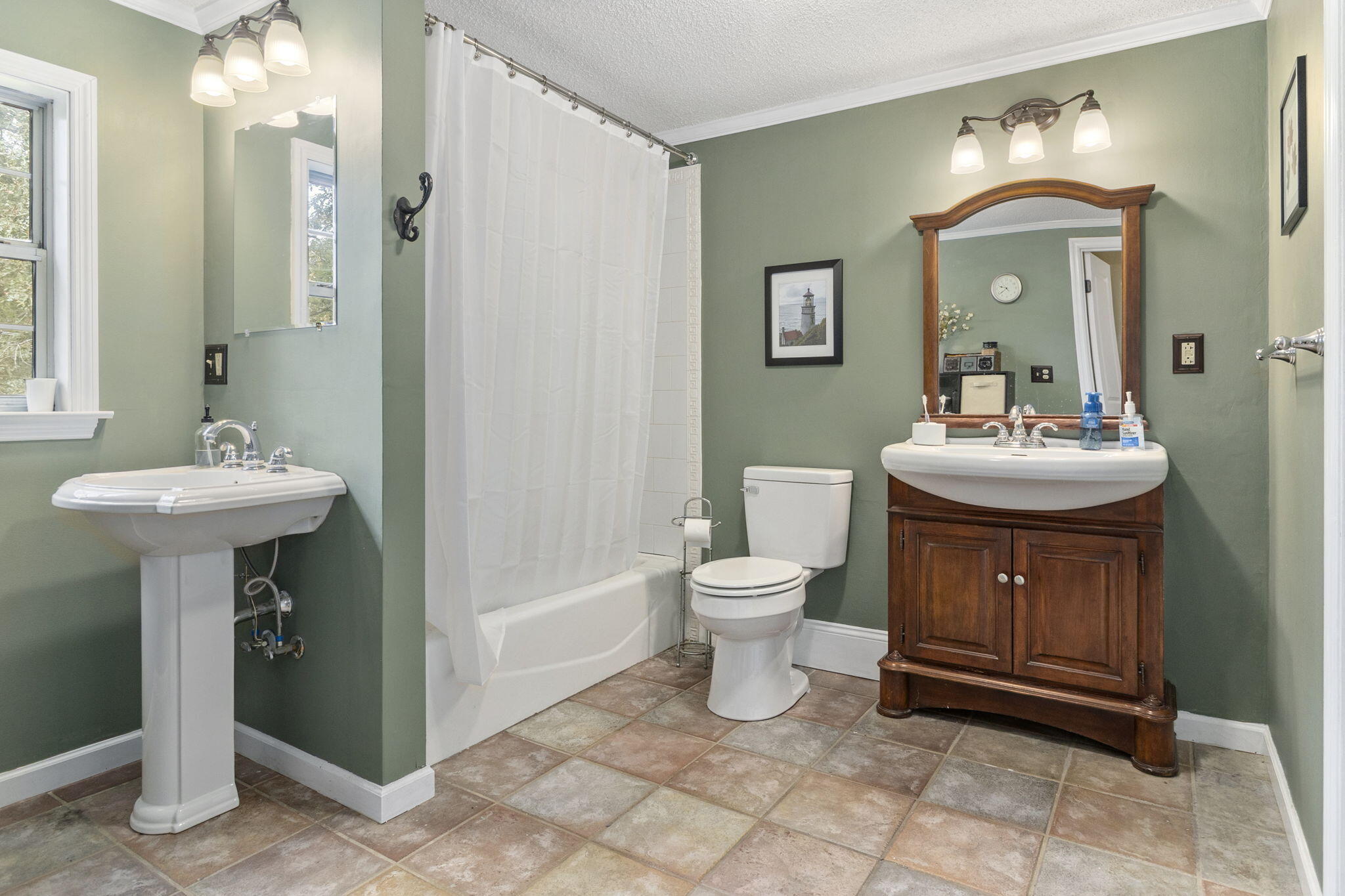 905 Ridgeway Avenue Signal Mountain, TN 37377 - Photo 34 of 51 Upstairs bathroom