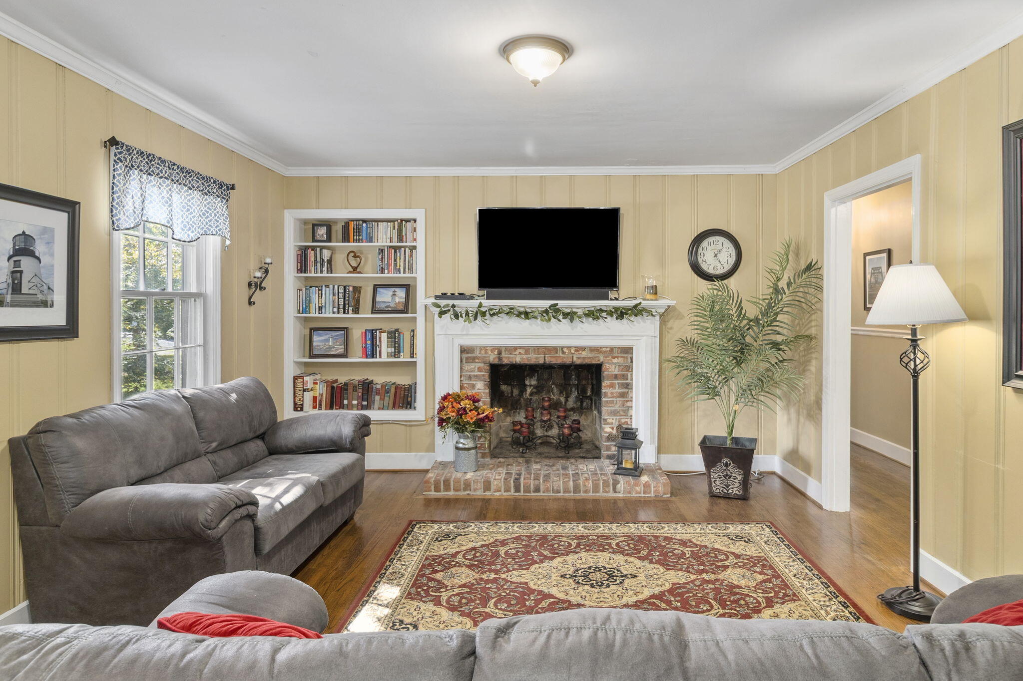 905 Ridgeway Avenue Signal Mountain, TN 37377 - Photo 5 of 51 Living room