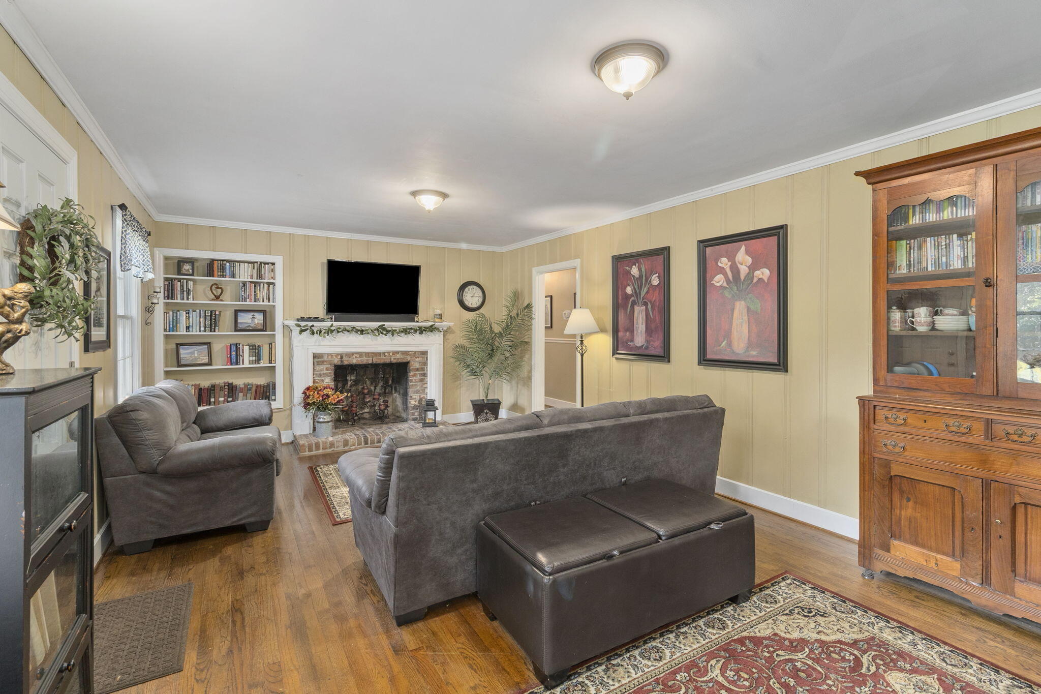 905 Ridgeway Avenue Signal Mountain, TN 37377 - Photo 6 of 51 Living room