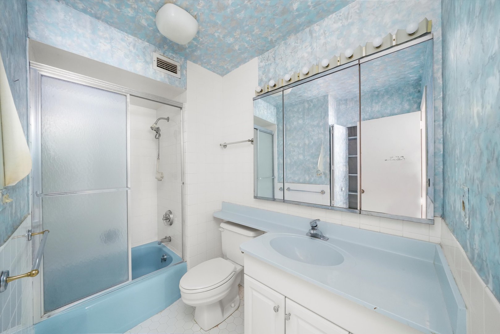 5901 North Sheridan Road, Unit 13B Chicago, IL 60660 - Photo 17 of 28 Gallery Image 17
