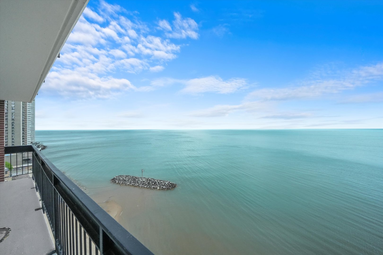 5901 North Sheridan Road, Unit 13B Chicago, IL 60660 - Photo 8 of 28 Gallery Image 8