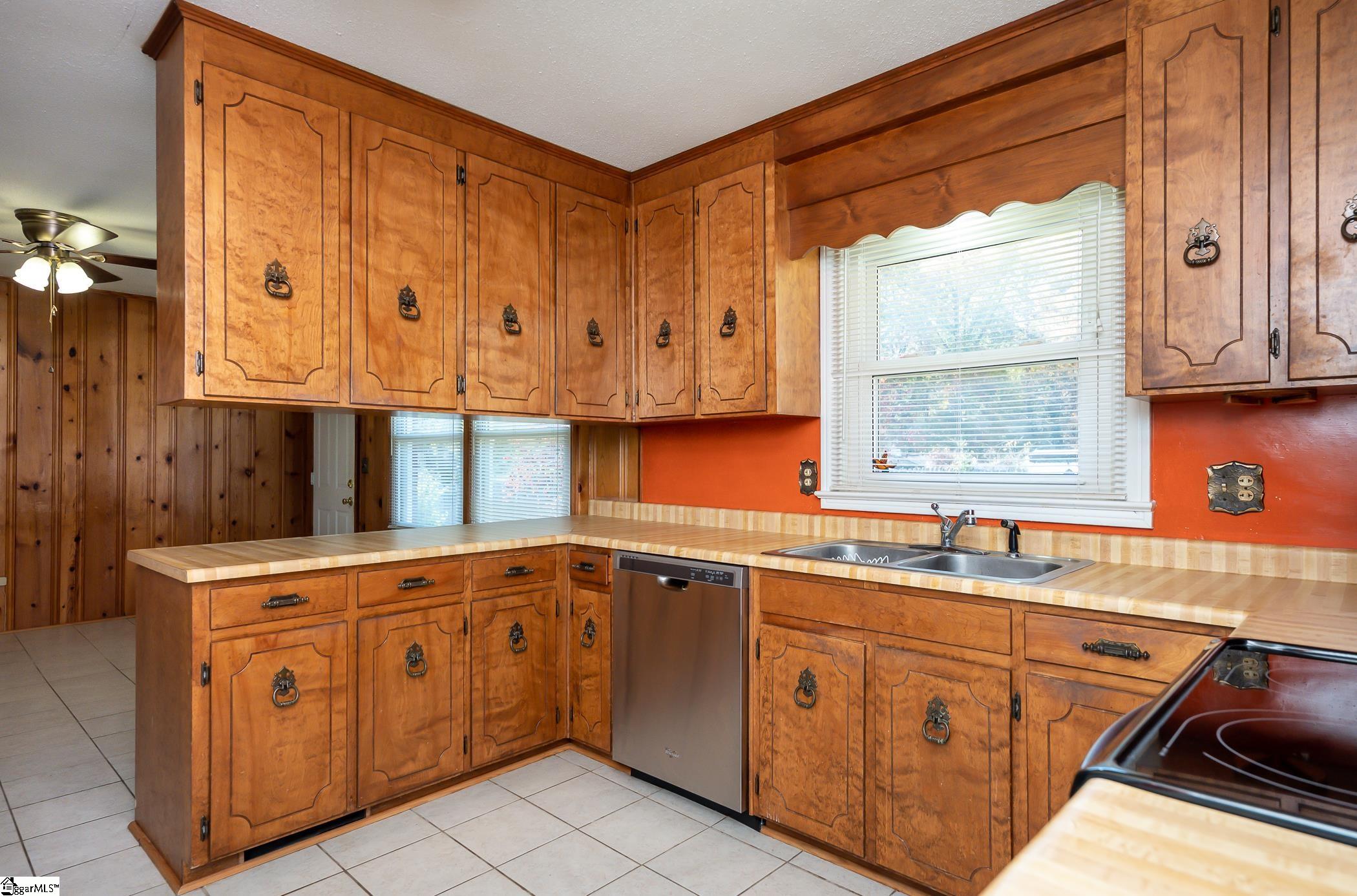 214 Meadow Road Laurens, SC 29360 - Photo 8 of 34 Gallery Image 8