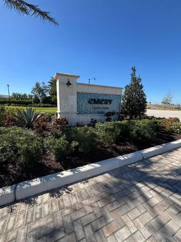 a view of a back yard