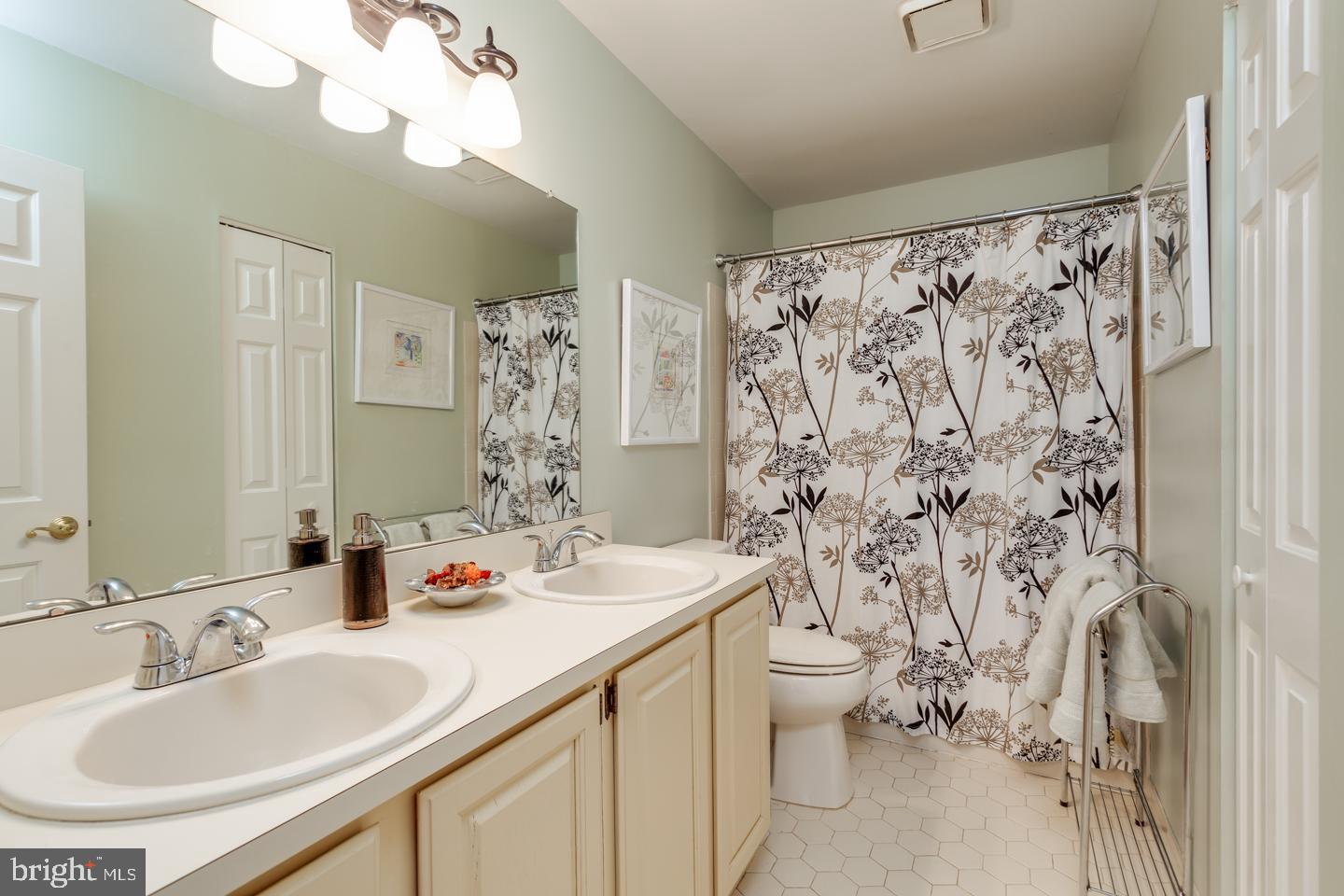 27 Rushwick Road Mount Laurel, NJ 08054 - Photo 28 of 42 Updated Hall Bath w/ double sinks