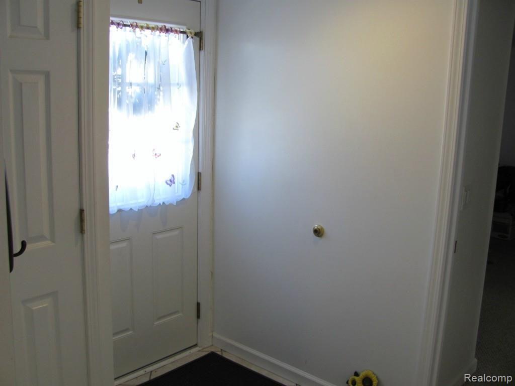 21986 Woodruff Road Rockwood, MI 48173 - Photo 16 of 18 Main Entrance.jpg