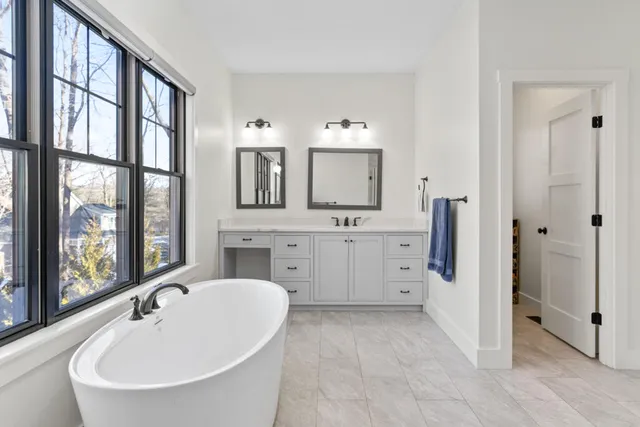 $1,875,000 | 7 Freedom Drive, Falmouth, ME 04105