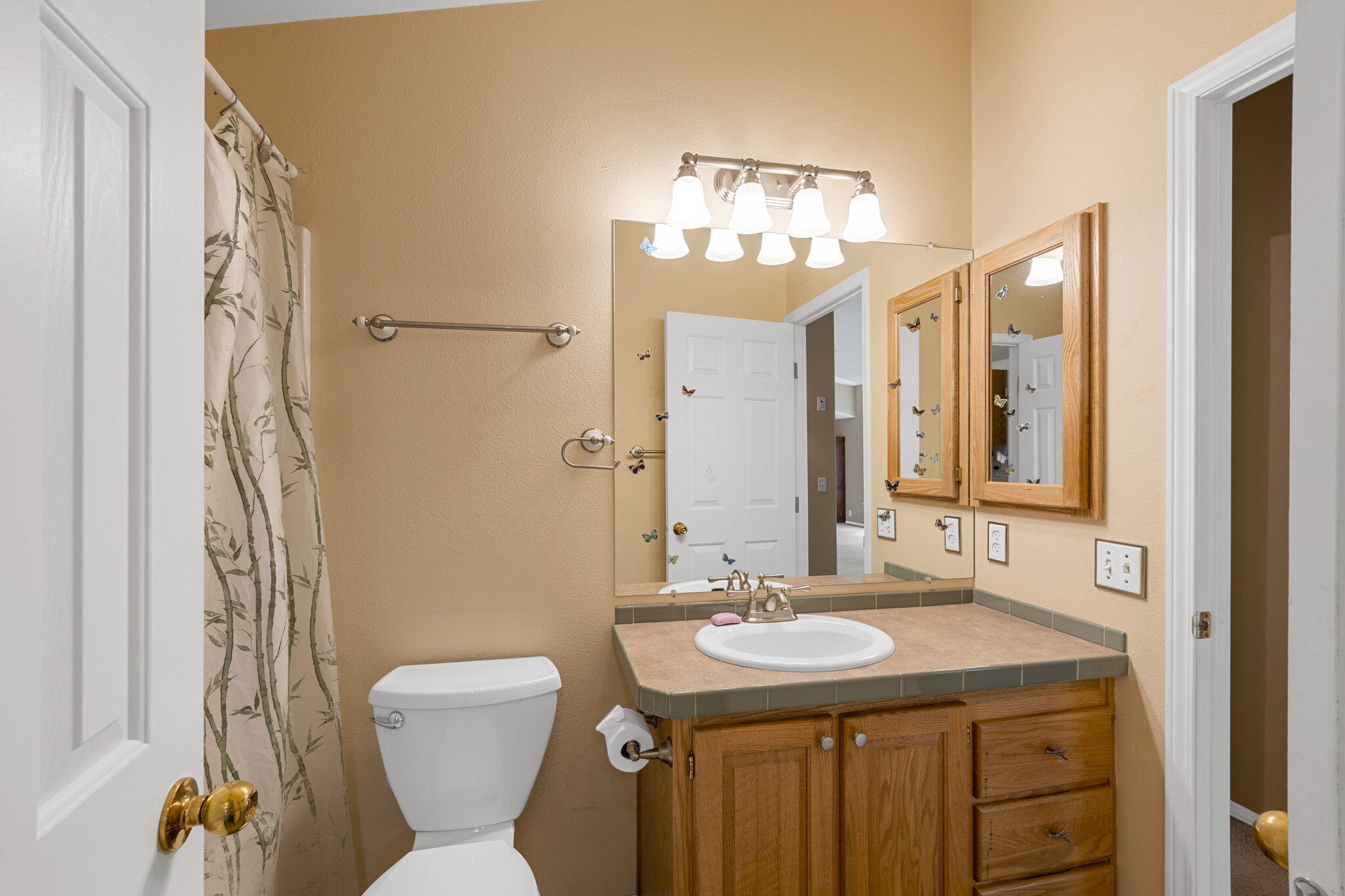 55870 Blue Eagle Road Bend, OR 97707 - Photo 25 of 41 2nd full bathroom