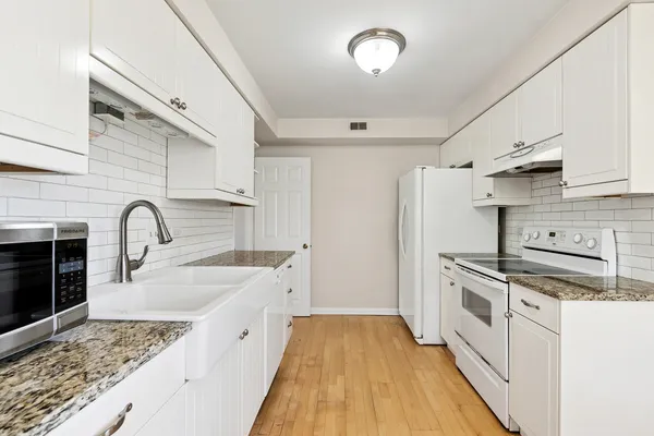 $369,000 | 33 Shoreline Road, Unit B, Lake Barrington, IL 60010