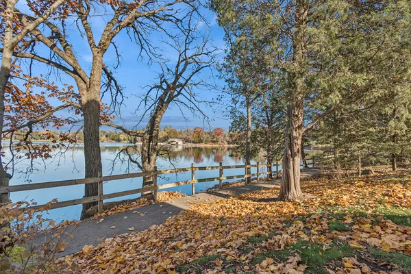 $369,000 | 33 Shoreline Road, Unit B, Lake Barrington, IL 60010