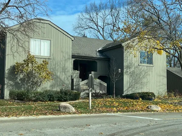 $369,000 | 33 Shoreline Road, Unit B, Lake Barrington, IL 60010