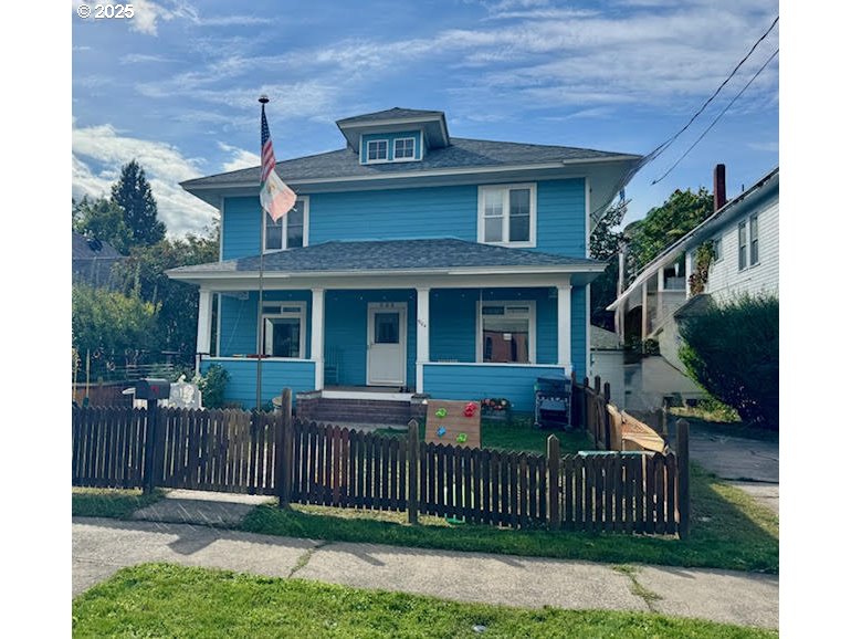 904 Penn Avenue La Grande, OR 97850 - Photo 2 of 46 a front view of a house with a garden