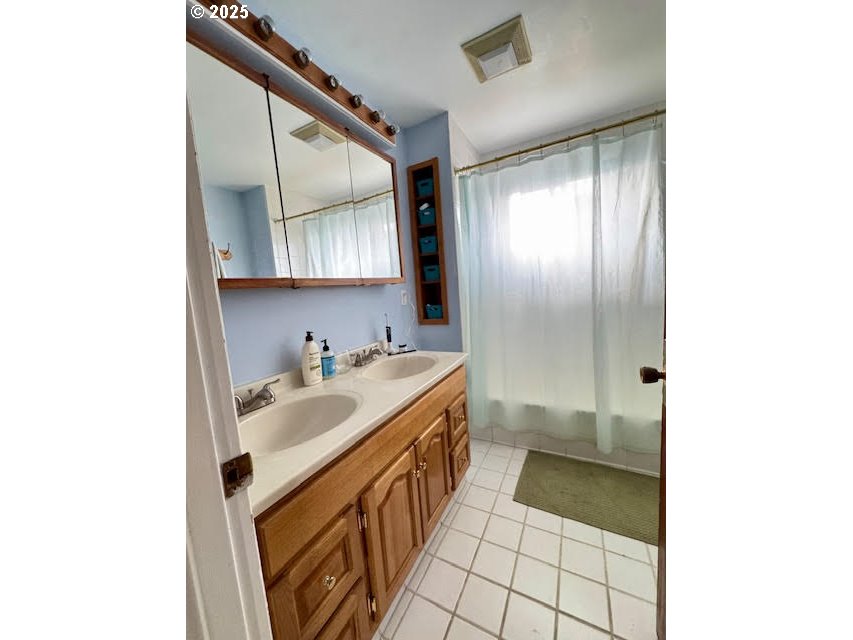 904 Penn Avenue La Grande, OR 97850 - Photo 25 of 46 a bathroom with a sink a toilet and shower
