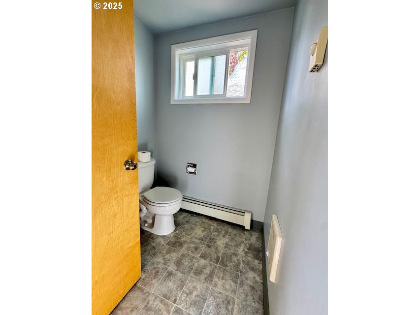 904 Penn Avenue La Grande, OR 97850 - Photo 35 of 46 a bathroom with a toilet and a sink
