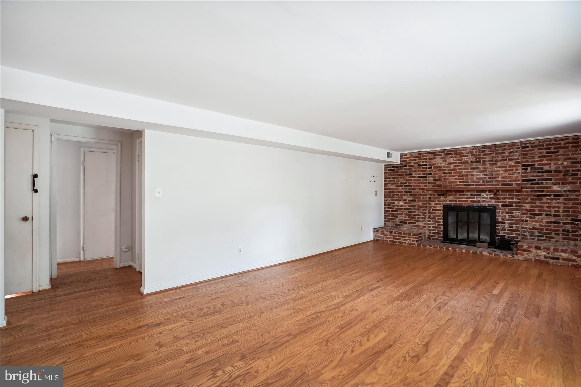 11909 Smoketree Road Potomac, MD 20854 - Photo 18 of 52 Family Room