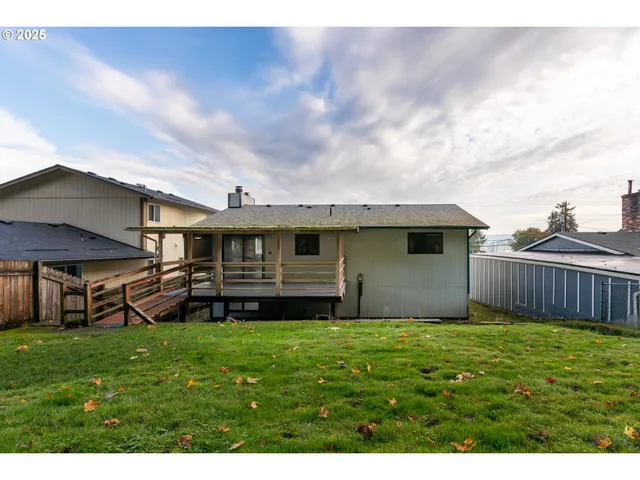 a view of a yard in front of a house