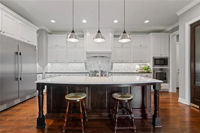 $1,475,000 | 6325 Edgewater Drive, Parkville, MO 64152