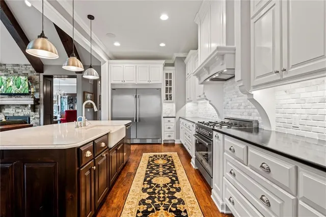 $1,475,000 | 6325 Edgewater Drive, Parkville, MO 64152