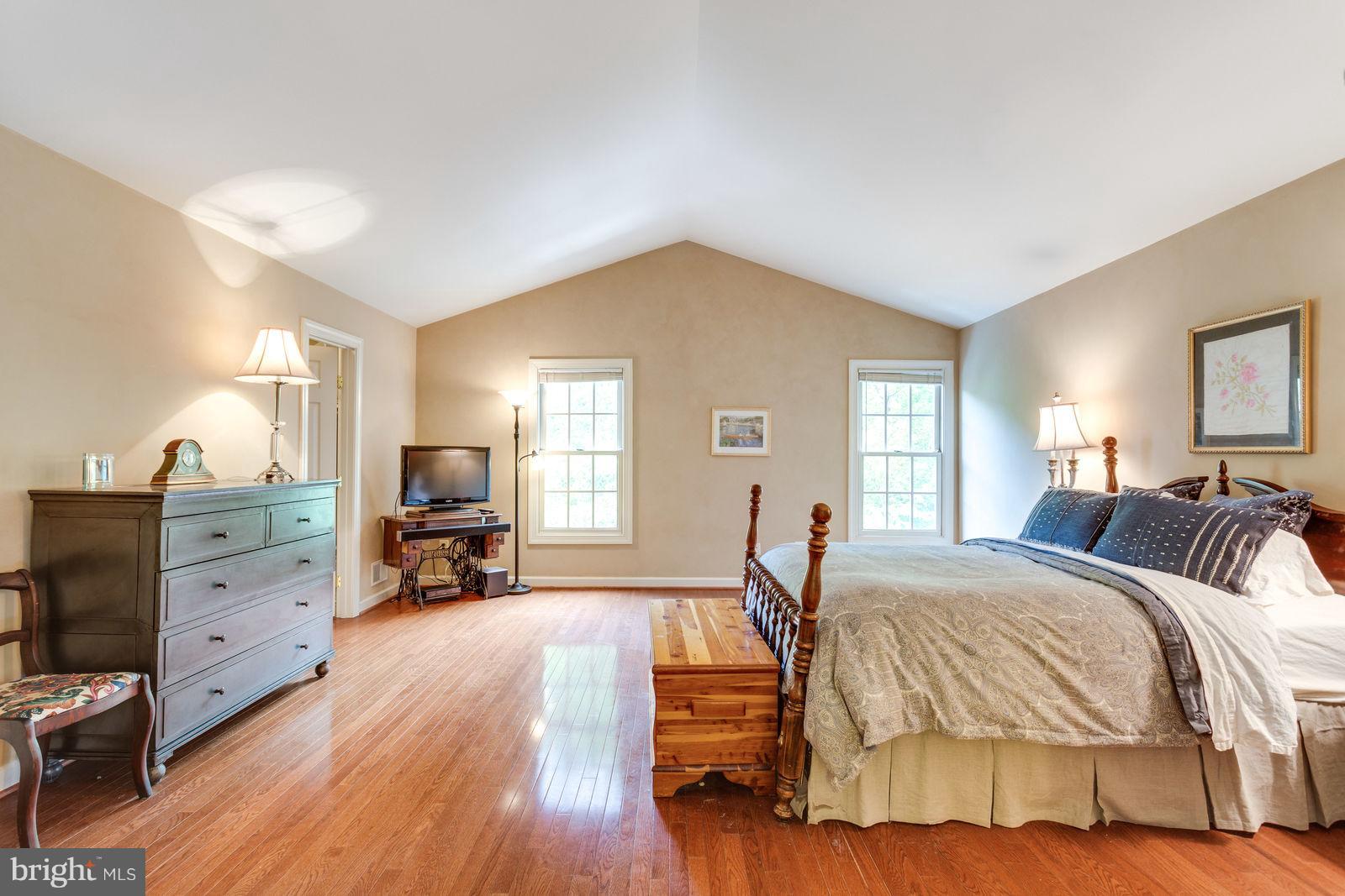 1237 Tottenham Court Reston, VA 20194 - Photo 12 of 30 Owner's Suite w/ Vaulted Ceiling
