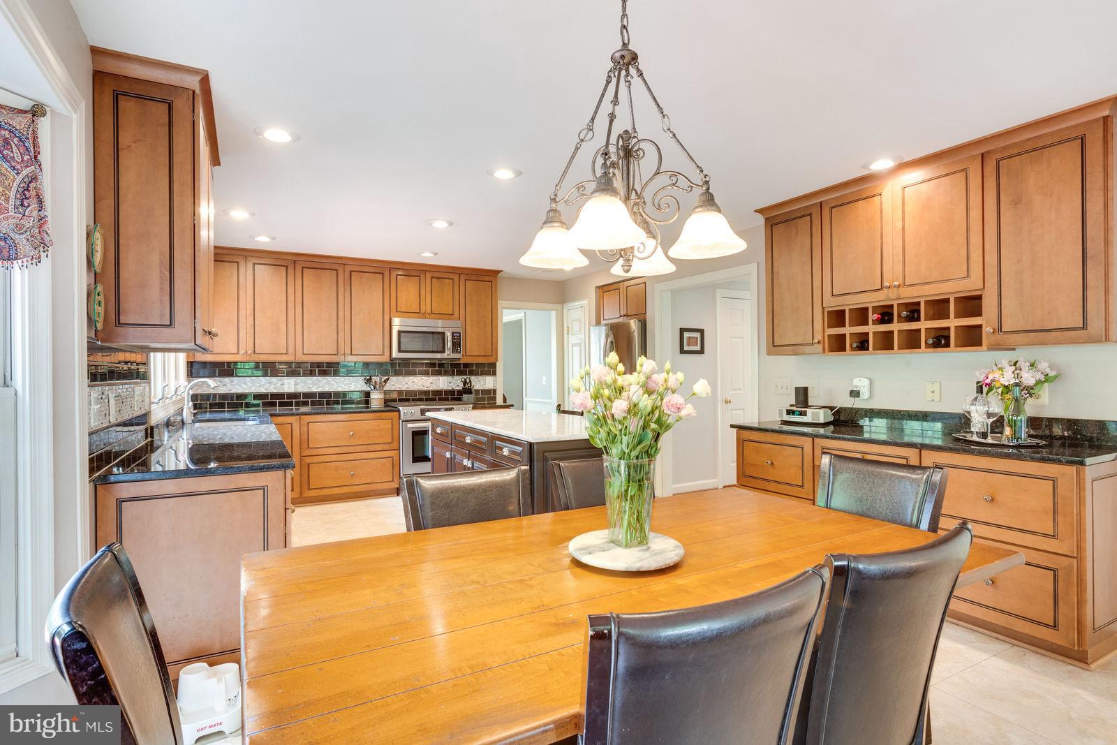 1237 Tottenham Court Reston, VA 20194 - Photo 3 of 30 Eat in Kitchen