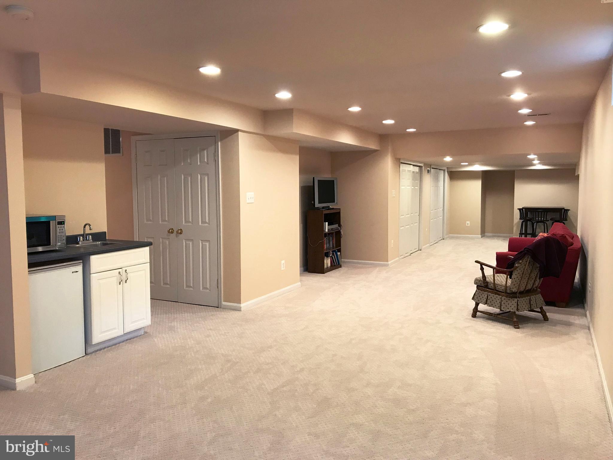 1237 Tottenham Court Reston, VA 20194 - Photo 22 of 30 Rec Room with wet bar