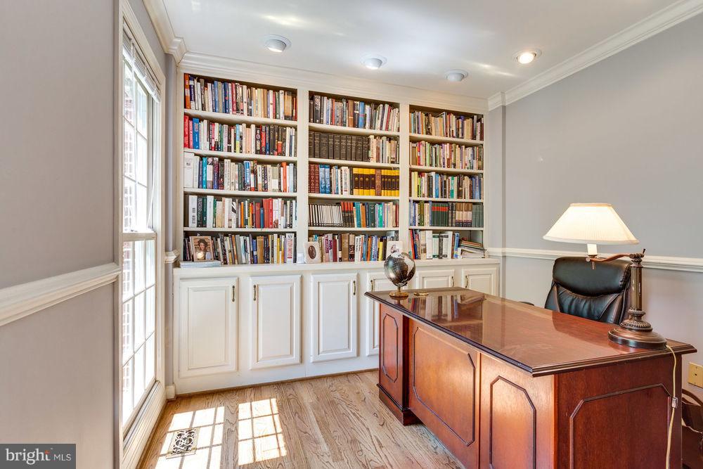 1237 Tottenham Court Reston, VA 20194 - Photo 10 of 30 Office w/ Built-In Bookcases