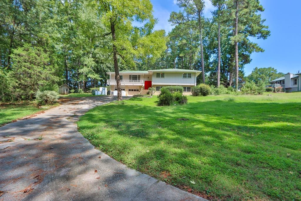 a view of a house with backyard
