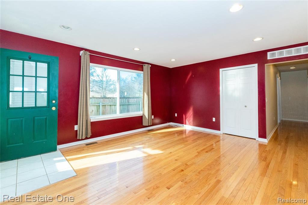 1327 East Auburn Road Rochester Hills, MI 48307 - Photo 3 of 18
