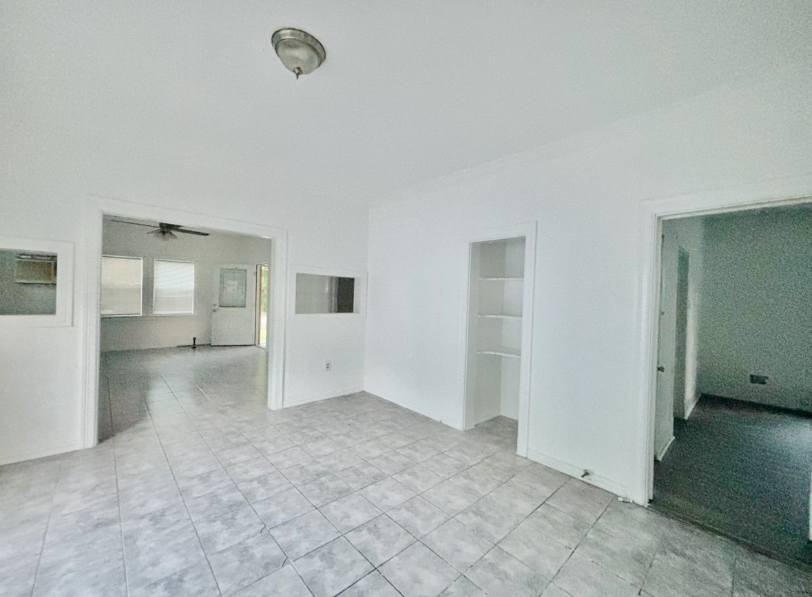 6124 Goforth Street Houston, TX 77021 - Photo 6 of 21 an empty room with closet and windows