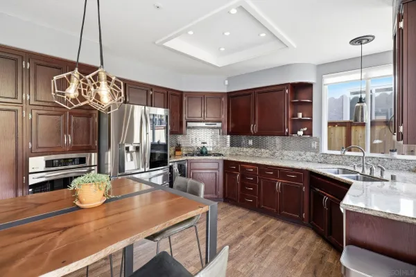 $1,050,000 | 2471 Bear Rock Glen, Escondido, CA 92026