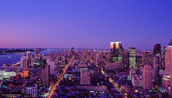 $4,750 | 450 West 42nd Street, Unit 41P | Hell's Kitchen