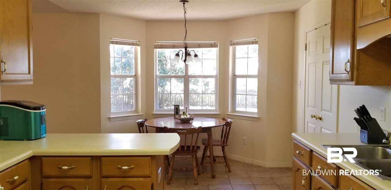20086 Pecan Trace Fairhope, AL 36532 - Photo 15 of 44 Kitchen with breakfast area overlooking backyard
