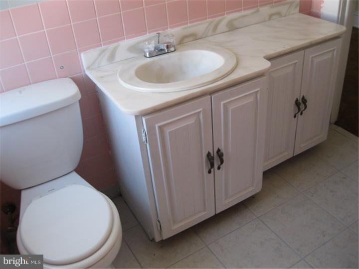 935 Kenmore Road Philadelphia, PA 19151 - Photo 7 of 7 Bathroom