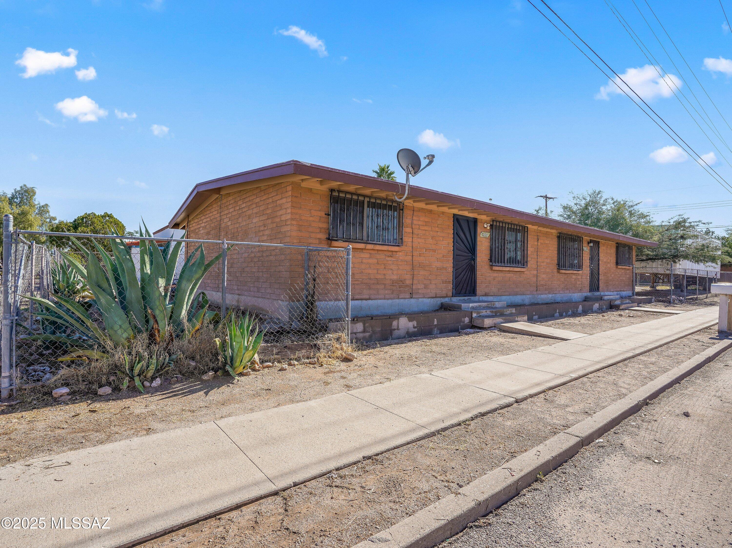 2001 South 3rd Avenue Tucson, AZ 85713 - Photo 2 of 42 a front view of a house with garden