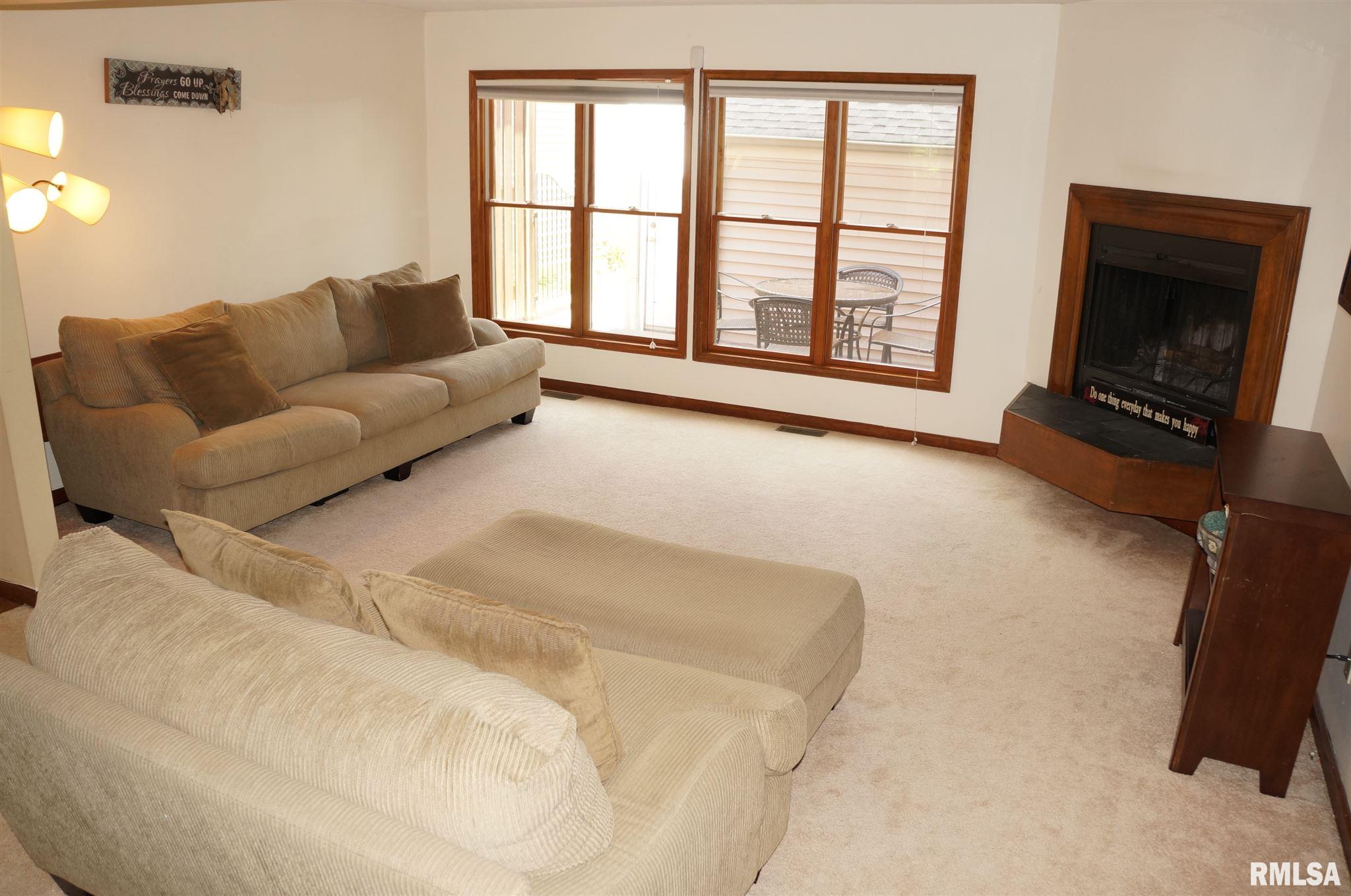 84 Country Place Springfield, IL 62703 - Photo 2 of 40
