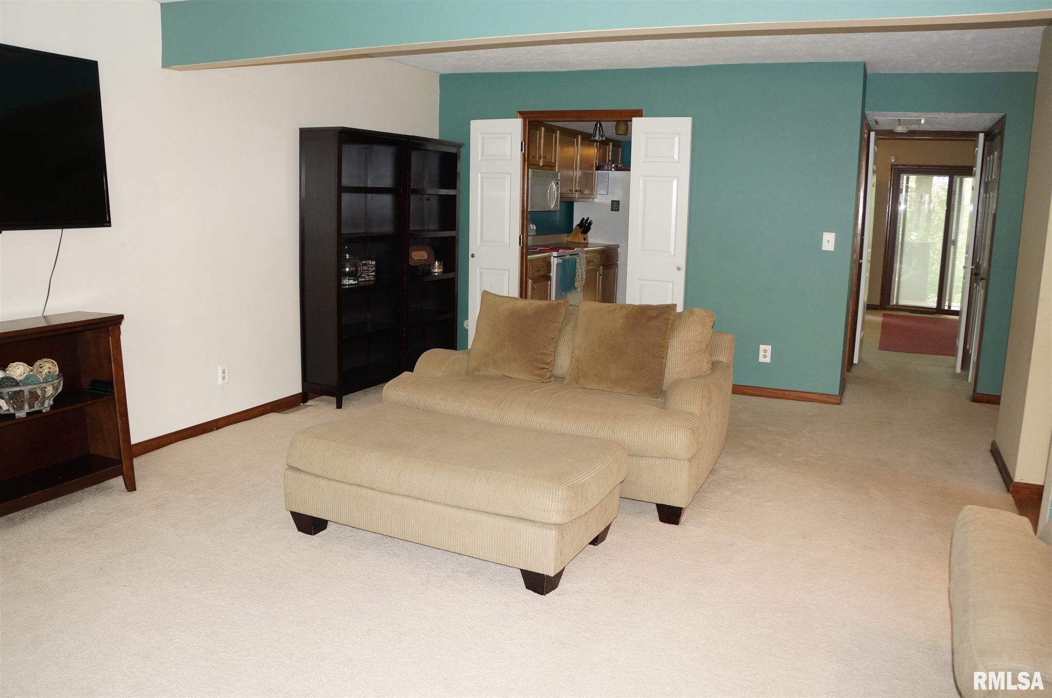 84 Country Place Springfield, IL 62703 - Photo 4 of 40