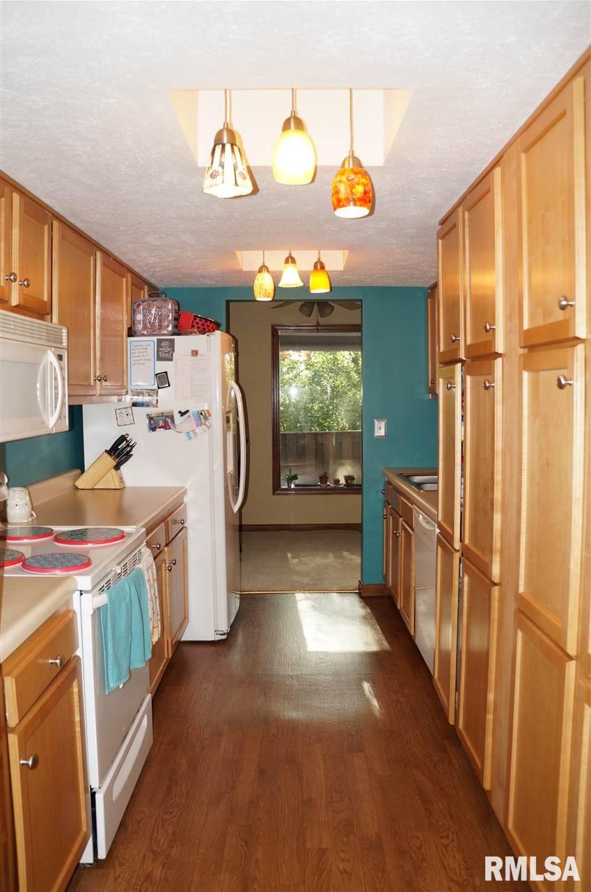 84 Country Place Springfield, IL 62703 - Photo 5 of 40