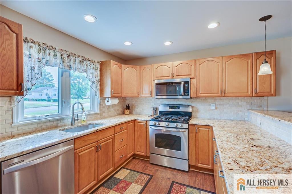 39 Kendall Road Kendall Park, NJ 08824 - Photo 11 of 41