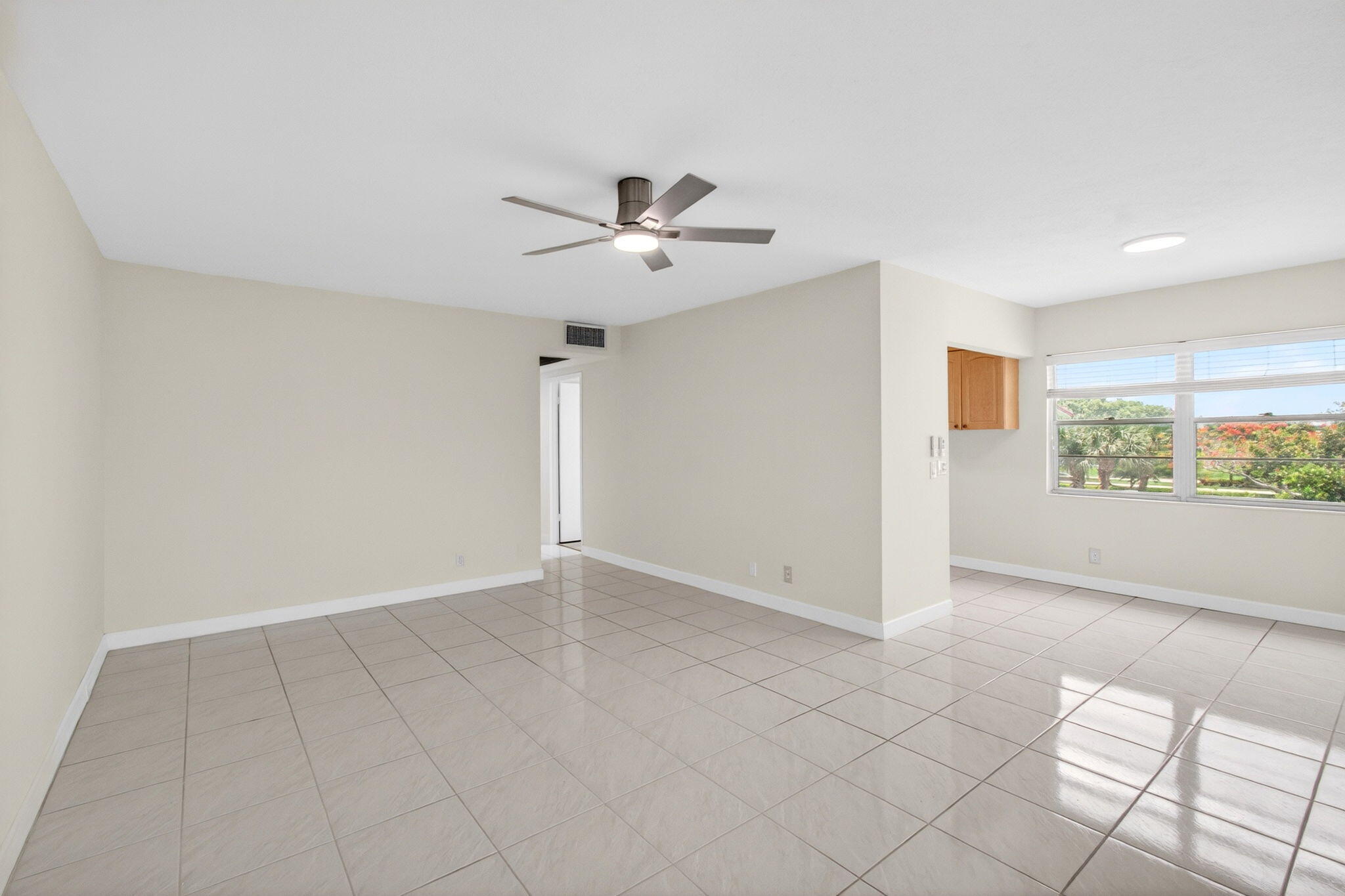 374 Brighton I, Unit 374 Boca Raton, FL 33434 - Photo 11 of 83 Living Room