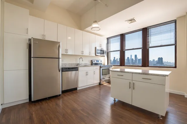 $1,965 | 20 Beacon Way, Unit HG12, Jersey City, NJ 07304