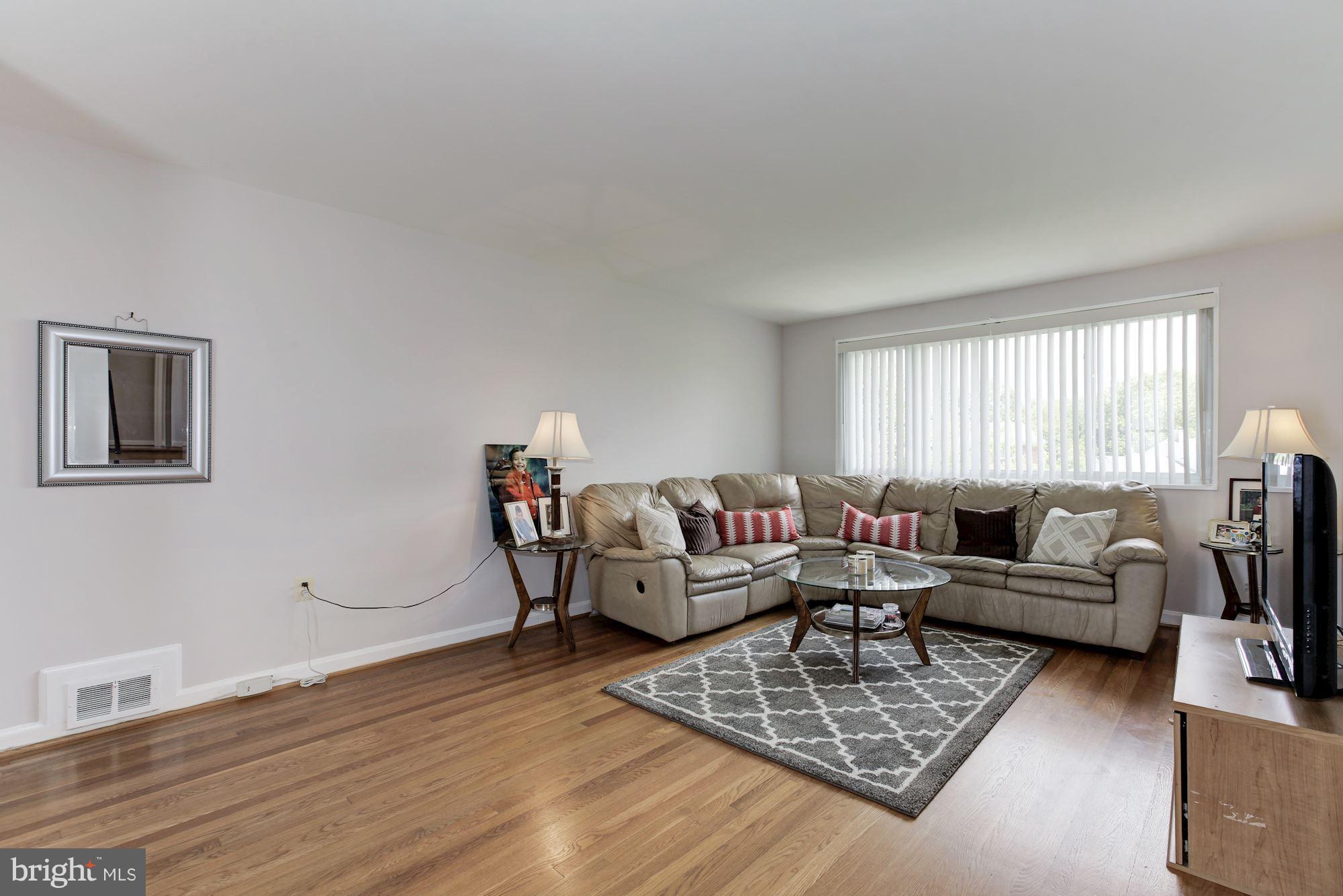 6103 Sargent Road Hyattsville, MD 20782 - Photo 4 of 30 Living room