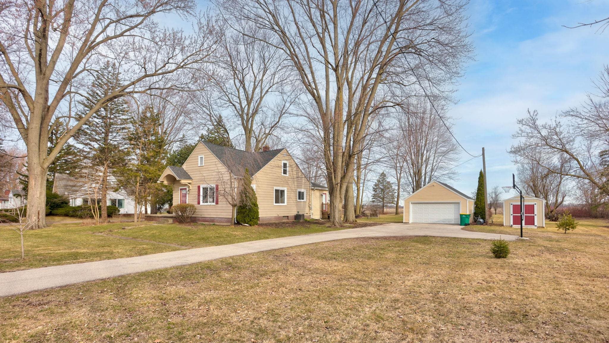 1743 Midland Road Bay City, MI 48706 - Photo 3 of 51 50172596-b9393ff5-2385-4e46-b938-f4daf728c68a.JPG