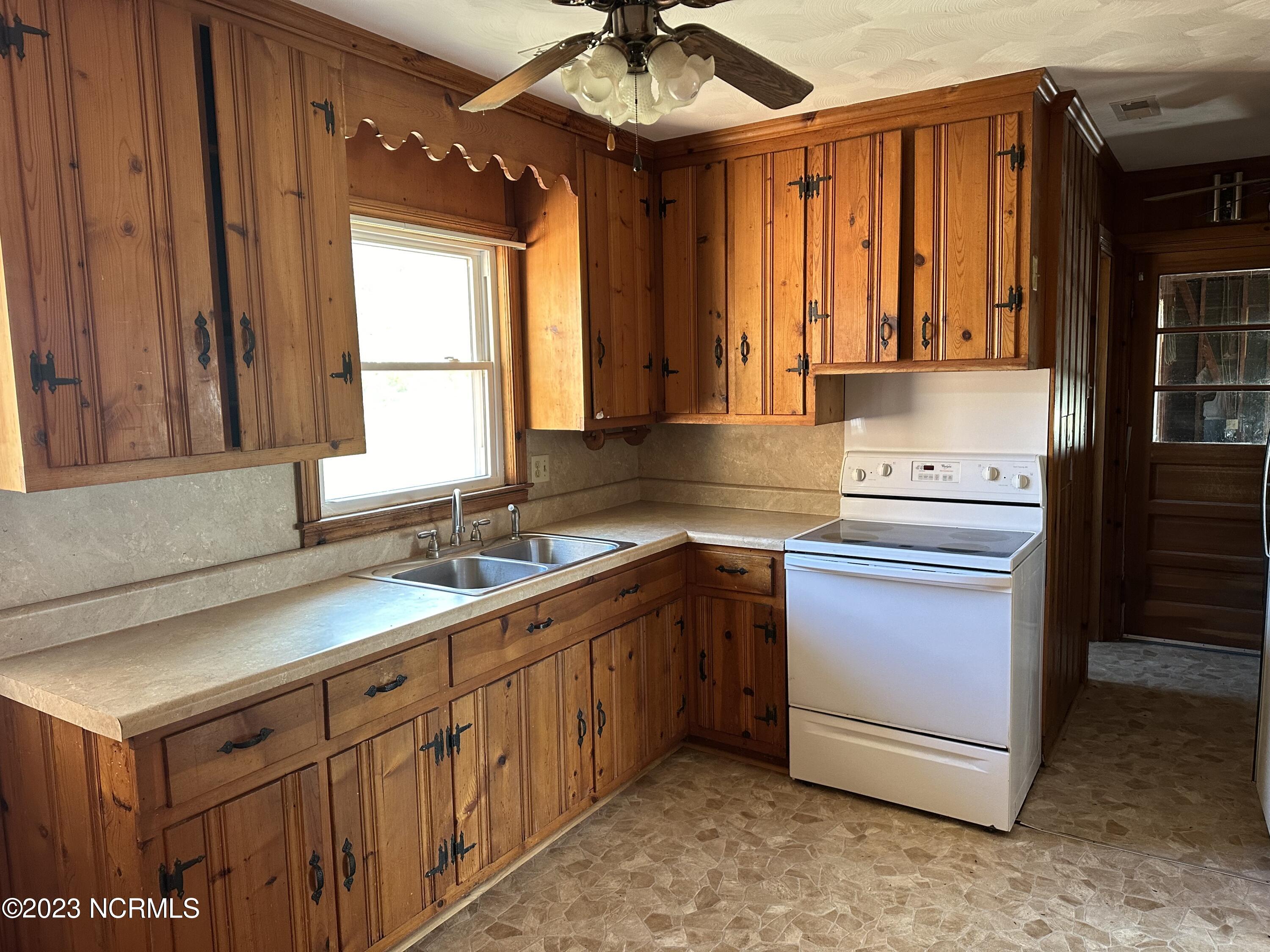 1340 Newland Road Elizabeth City, NC 27909 - Photo 8 of 23 Kitchen