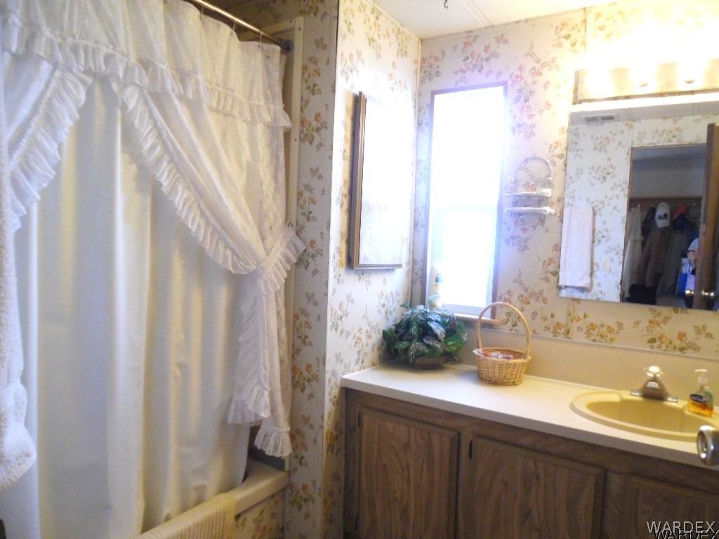 1886 Ehrenberg Road Golden Valley, AZ 86413 - Photo 10 of 28 Bathroom