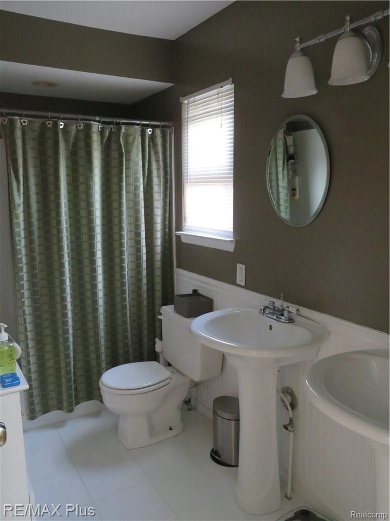 1253 Stonehenge Road Flint, MI 48532 - Photo 9 of 15 IMG_0639.JPG