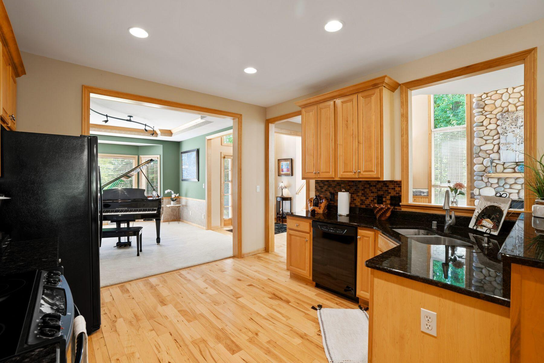 W305N2373 Maple Avenue Delafield, WI 53072 - Photo 12 of 57 Kitchen