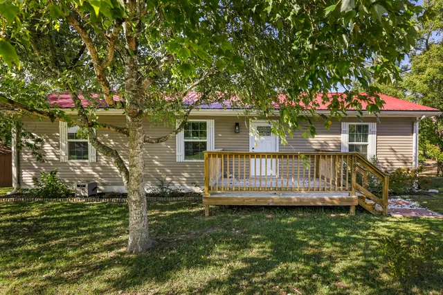 a view of a house with a yard