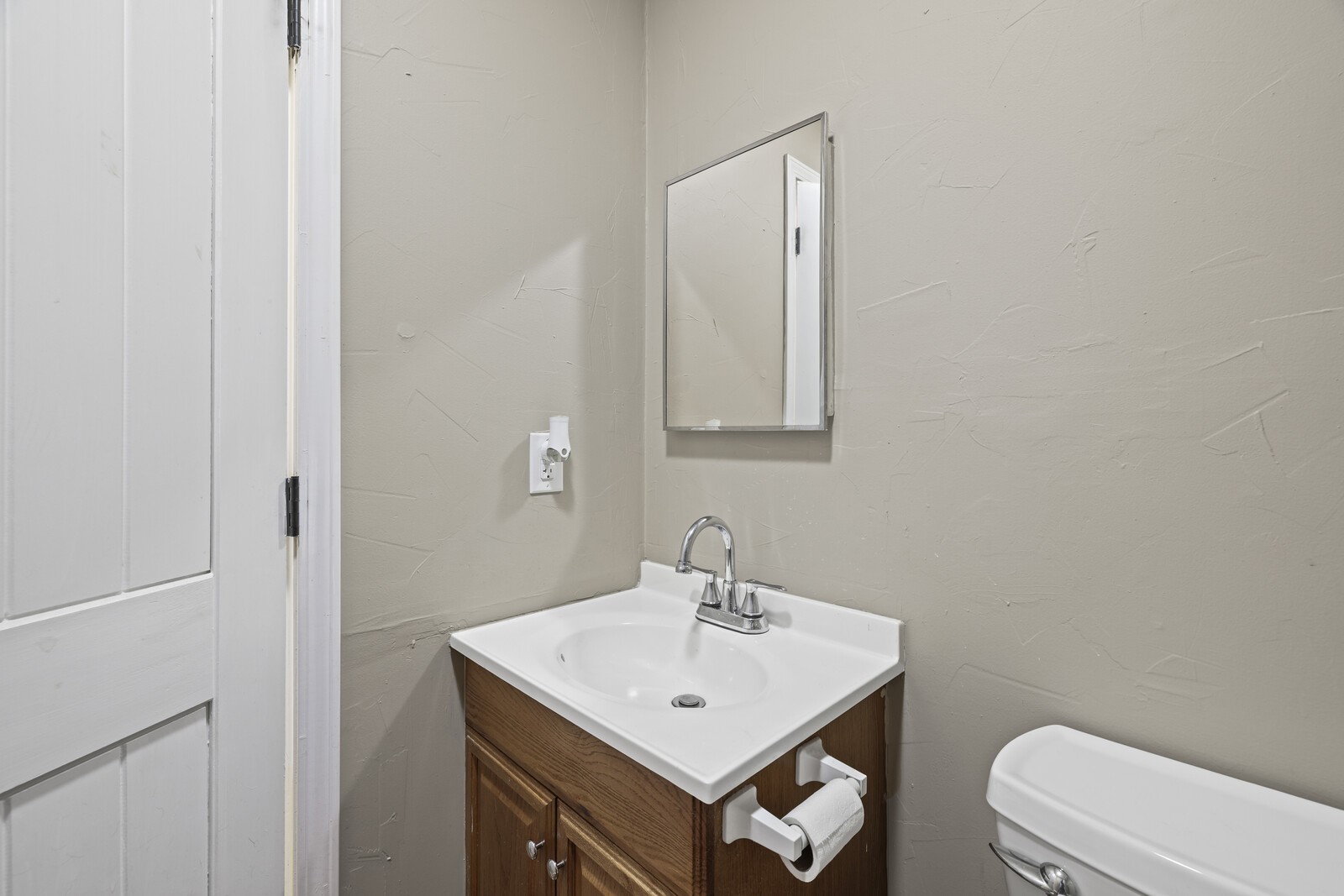 408 Magnolia Street Baxter, TN 38544 - Photo 26 of 44 a bathroom with a sink toilet and mirror